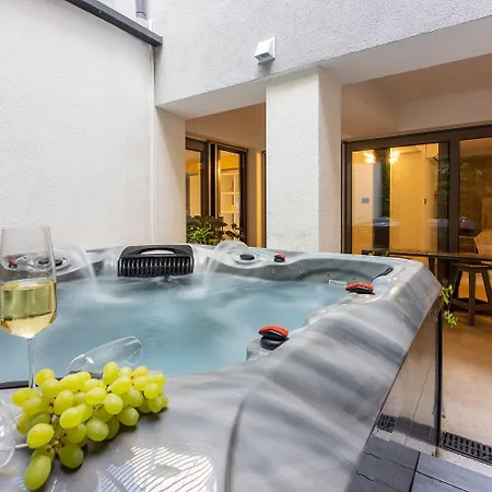 Extravagantes Mit Whirlpool, Lounge-bereich, Grill, Waschmaschine